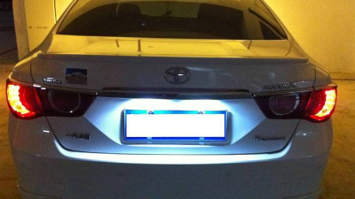 夜晚間，車(chē)牌識(shí)別反光發(fā)白怎么辦？