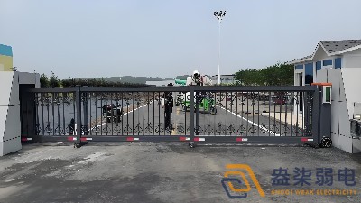 工廠大門優(yōu)選：段滑門優(yōu)勢多